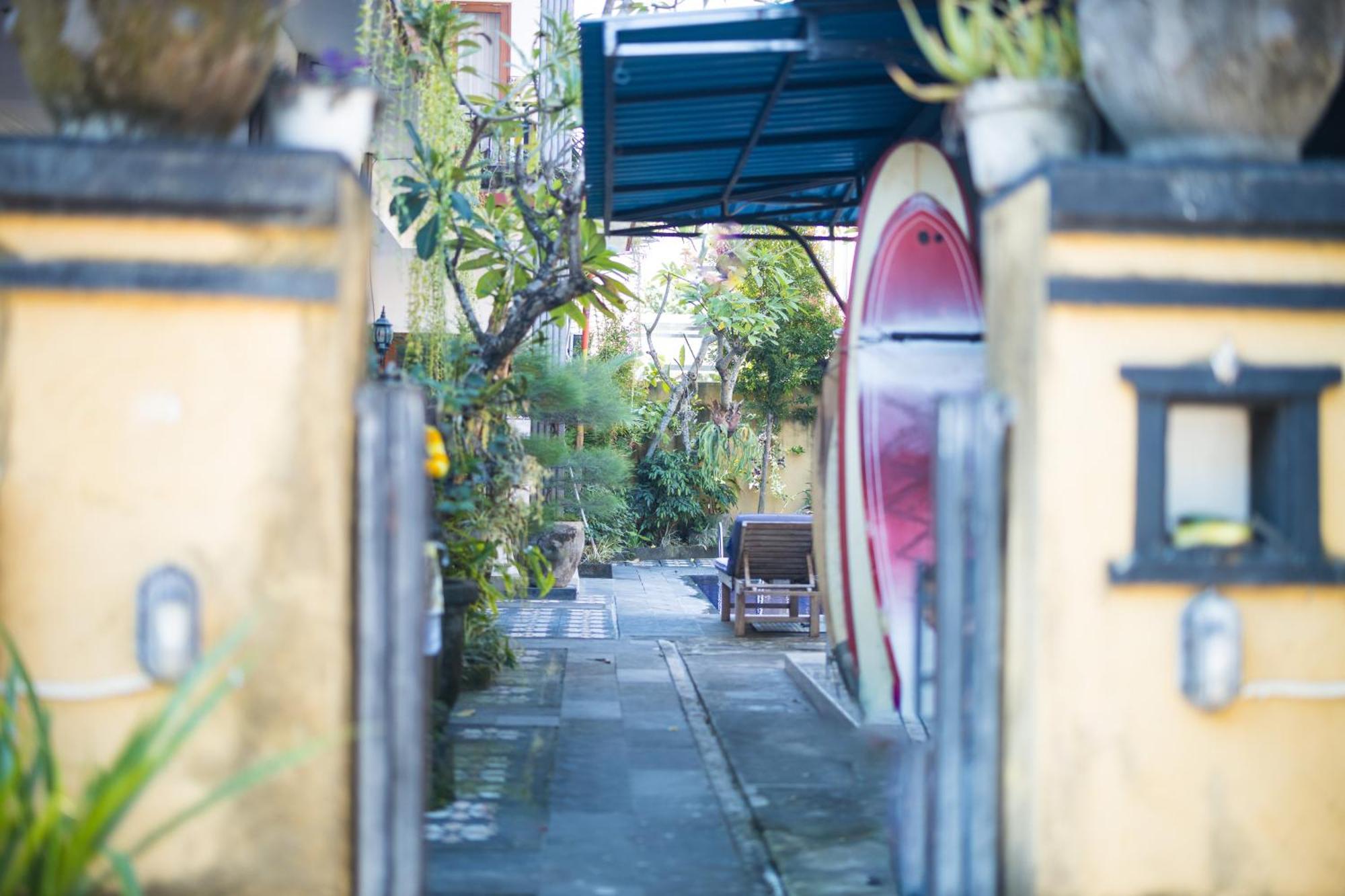 Sanata Yoga Guesthouse Canggu Buitenkant foto