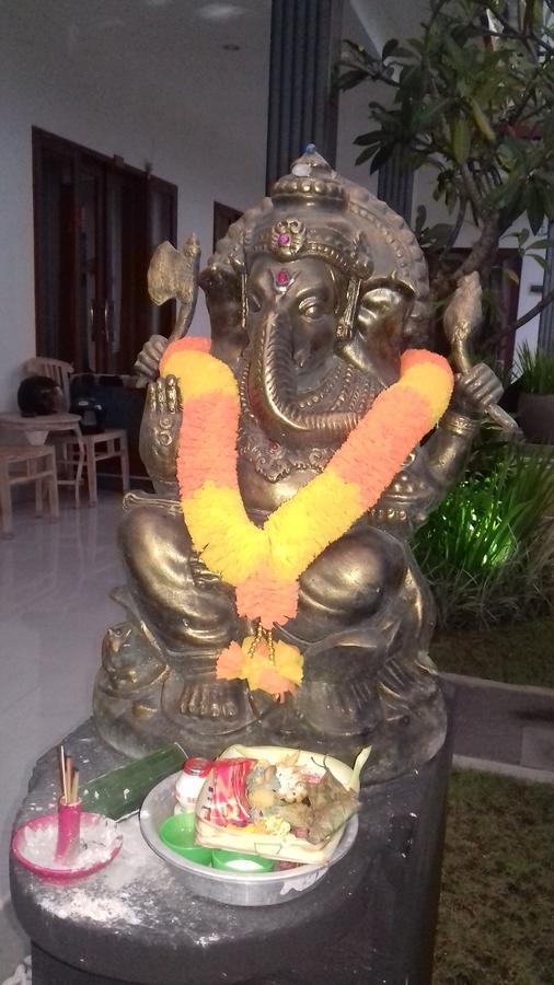 Sanata Yoga Guesthouse Canggu Buitenkant foto